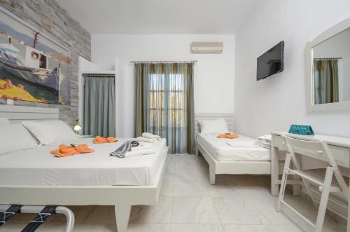 阿吉奥斯普罗科皮奥斯迪米特拉公寓式酒店的客房设有两张床、一张桌子和一台电视机。