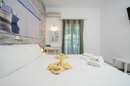 阿吉奥斯普罗科皮奥斯迪米特拉公寓式酒店的卧室配有带毛巾的大型白色床