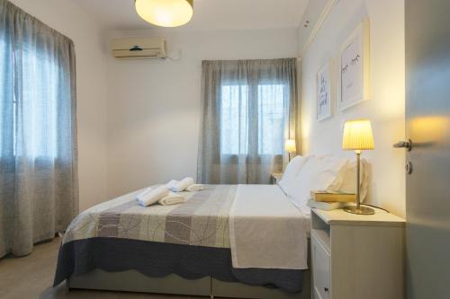 利昂尼迪翁INFINITY APARTMENT的一间卧室配有床、灯和窗户