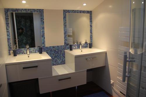 卡布勒通La Belle Vie Capbreton的浴室设有2个水槽和镜子