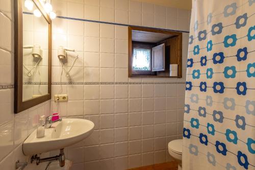 普奇塞达托雷格尔波特度假屋的一间带水槽、卫生间和镜子的浴室