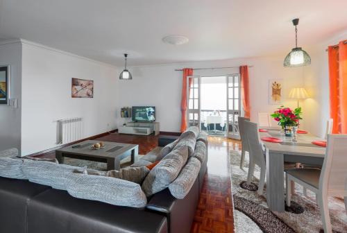 丰沙尔Charming Apartments in Funchal - São Gonçalo的客厅配有沙发和桌子