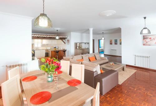 丰沙尔Charming Apartments in Funchal - São Gonçalo的客厅配有桌子和沙发