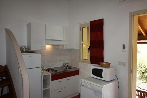 蒙蒂尼亚克多梅因康布旅馆的一间带微波炉和冰箱的小厨房