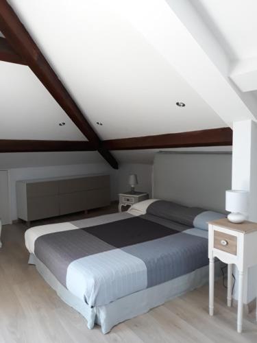 萨沃纳Skyline, Casa Vacanze的一间卧室设有一张床和木制天花板