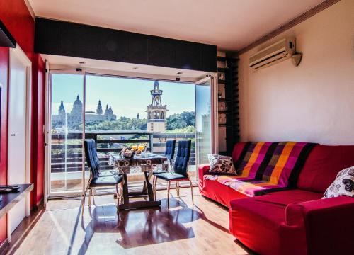 巴塞罗那独特舒适景观阁楼公寓的客厅配有红色的沙发和桌子