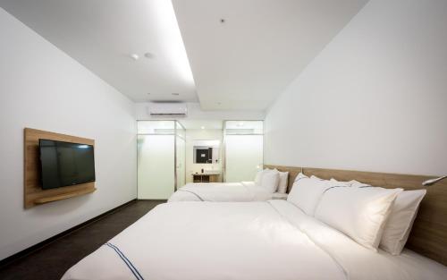 Mingjian翔禾大饭店的一间酒店客房,配有一张床和一台电视