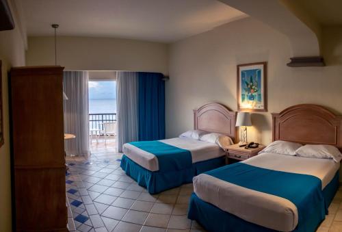 科苏梅尔衣可美诺海滩度假酒店 - 全包的酒店客房设有两张床和一个阳台。