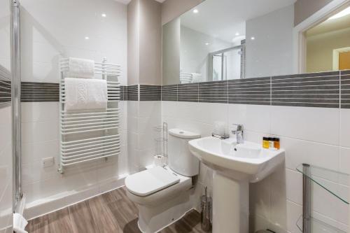雷丁城墙楼 - 费舍尔之家公寓的白色的浴室设有卫生间和水槽。