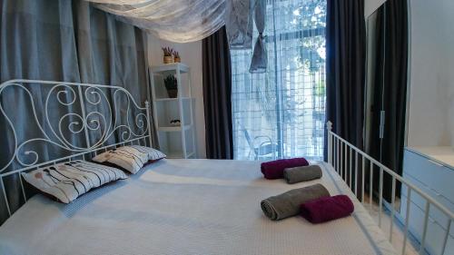 卡利塞亚-豪客迪克斯OpenSky Lux的卧室内的一张带两个枕头的白色床
