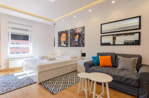 贝尔格莱德Sava Smart Apartment的客厅配有沙发和桌子