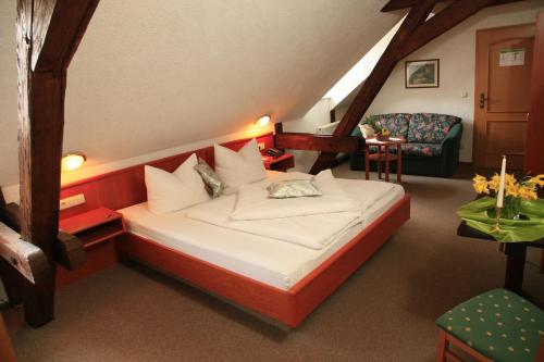 齐根吕克芬尔穆勒酒店的阁楼上的卧室配有一张大床