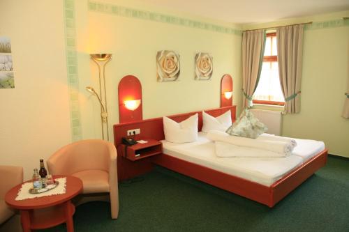 齐根吕克芬尔穆勒酒店的配有一张床和一把椅子的酒店客房