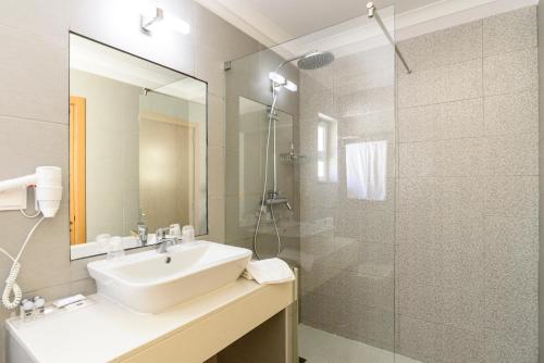 维拉摩拉Browns Sports Resort的一间带水槽和淋浴的浴室