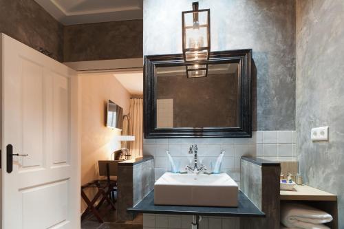 滨海托萨格拉纳多斯精品酒店的一间带水槽和镜子的浴室