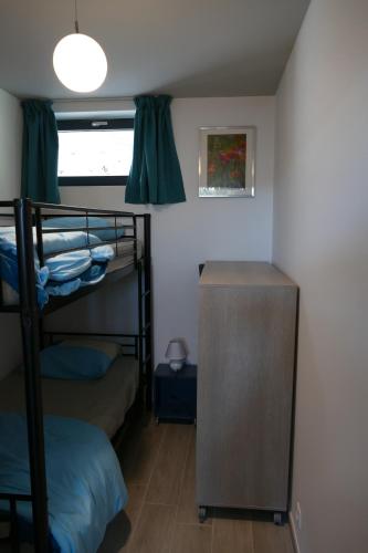 弗朗科尔尚L'Aubépine的小房间设有双层床和窗户