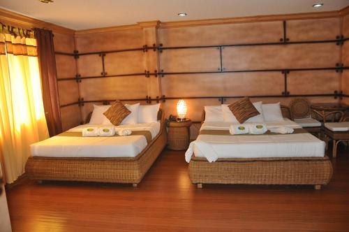 安蒂波洛Bosay Resort的两间带两张床的酒店客房