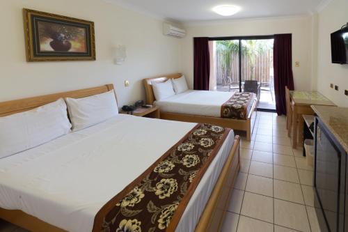 诺维娜棕榈汽车旅馆客房内的一张或多张床位
