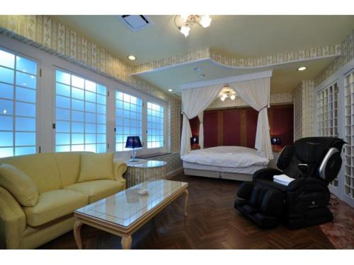 神户Hotel ShaSha Resort Suma的客厅配有沙发和1张床