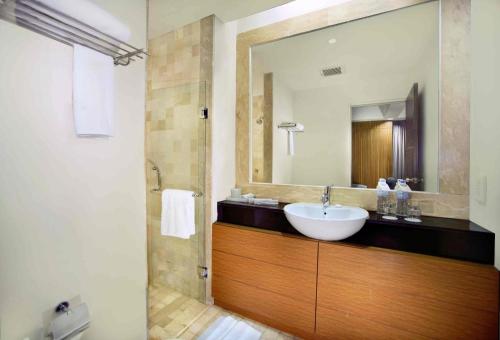 Golden Tulip Balikpapan Hotel & Suites的一间浴室