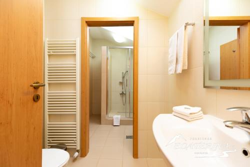 贝尔扎斯卡埃卡特里纳旅馆的一间带水槽、卫生间和镜子的浴室