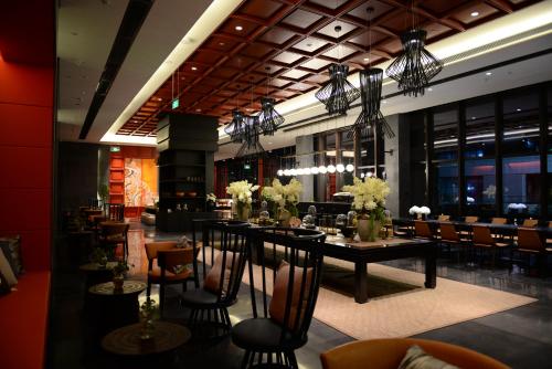 西哈努克太子大酒店的一间带桌椅的用餐室和一间餐厅