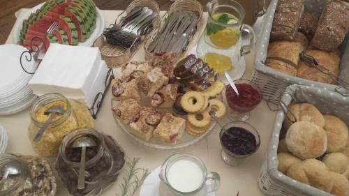 索波特伊甸园旅馆的一张桌子,上面放着一大堆不同类型的糕点