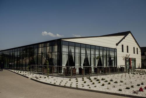 莱扎伊斯克Centrum Bankietowo - Hotelowe "Perła"的一座拥有许多窗户的大型建筑