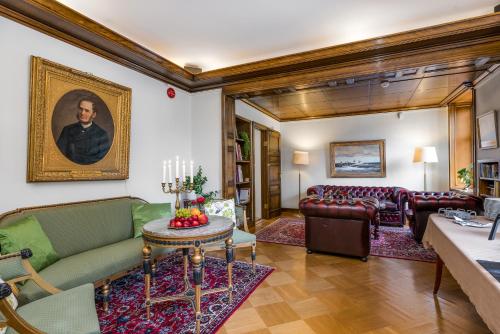 蒙克达尔蒙克达尔海尔加德酒店的客厅配有沙发和桌子