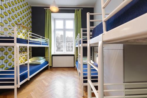 克拉科夫亚特兰蒂斯旅馆的客房设有两张双层床和一扇窗户。