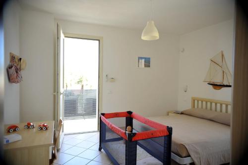 托雷奥沃Residence Solar的一间卧室设有一张床和一个大窗户