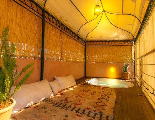 马拉喀什达尔索哈内摩洛哥传统庭院住宅的帐篷内带浴缸的房间