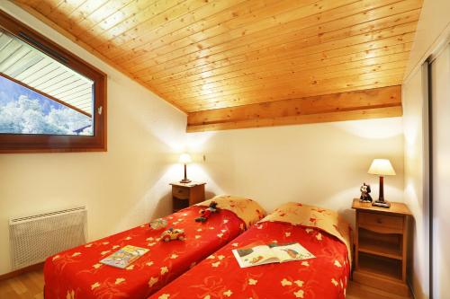 莱孔塔米讷蒙茹瓦勒内韦尼米亚酒店的一间卧室设有两张床和窗户。