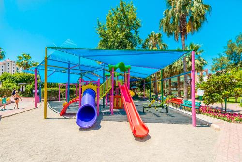 锡德VONRESORT Golden Beach & Aqua - Kids Concept-Ultra All Inclusive的公园内的一个游乐场,有滑梯