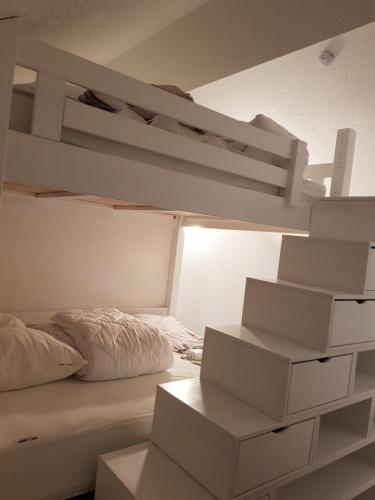 勒蒙多尔Résidence azur sancy的客房设有双层床和一些盒子