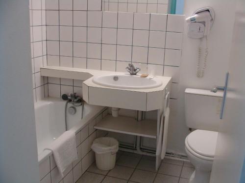 蒙特龙莱班HOTEL RESTAURANT CIRIUS的白色的浴室设有水槽和卫生间。