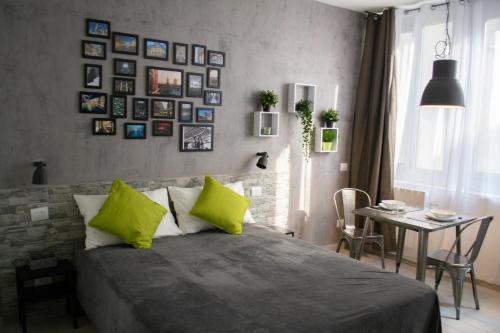 米兰Warrest - Short Rent Apartments的一间卧室配有一张带绿色枕头的床和一张桌子