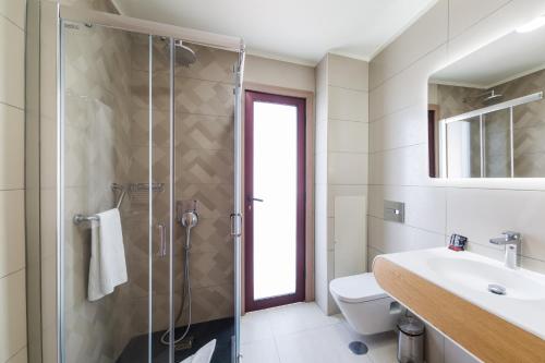 圣克鲁斯-德拉帕尔马卡斯迪尔特酒店的带淋浴、卫生间和盥洗盆的浴室