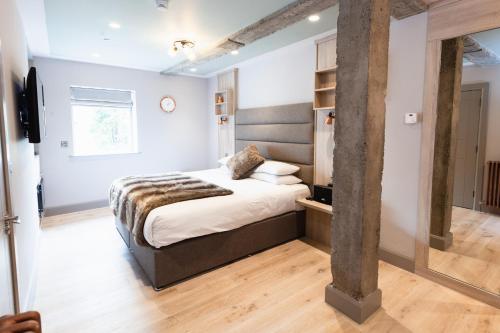 都柏林克拉伦登套房酒店的卧室配有一张床