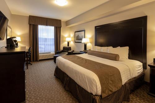 怀特考特怀特考特卡纳塔酒店的酒店客房设有一张大床和一台电视。