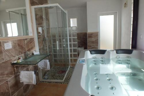 Casas de CuadraPensión Isla - Couples Only的带浴缸和盥洗盆的浴室