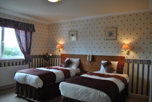 拉格斯柳堤酒店的酒店客房设有两张床和窗户。