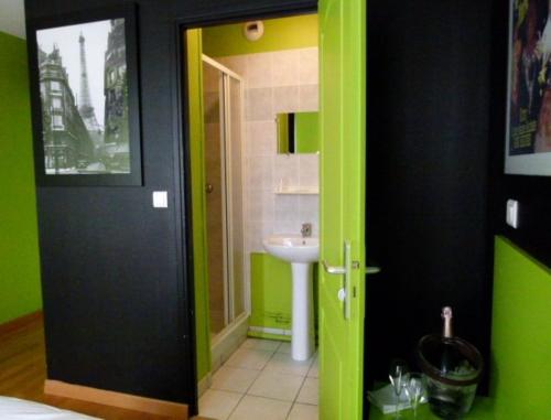 博韦维克多酒店的浴室设有绿门和水槽