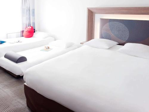 莱斯坎诺沃特里尔机场酒店的在酒店房间的一排白色的床