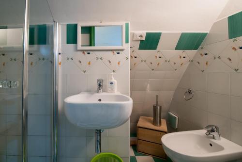 奥斯图尼La Cupoletta的一间带水槽和淋浴的浴室