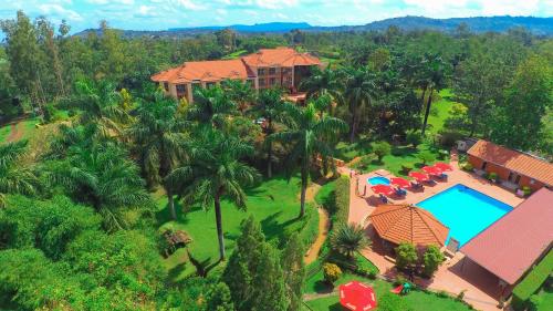 MbaleMbale Resort Hotel的享有带游泳池的度假村的空中景致