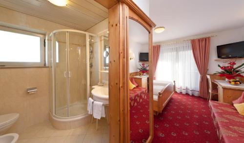萨尔图西奥Hotel Hirzer ***S的带淋浴、卫生间和盥洗盆的浴室