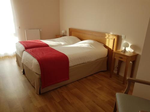 卡布尔Domitys Le Carrousel的一间卧室配有一张床铺,床上铺有红色毯子