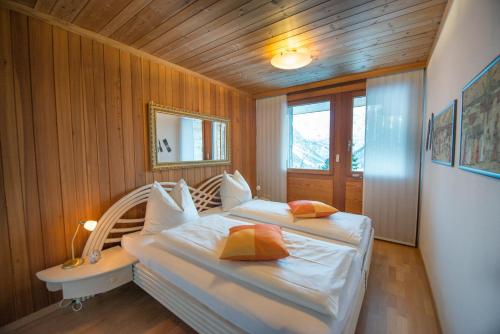 阿罗萨Casa Serena的配有木墙和木地板的客房中的两张床