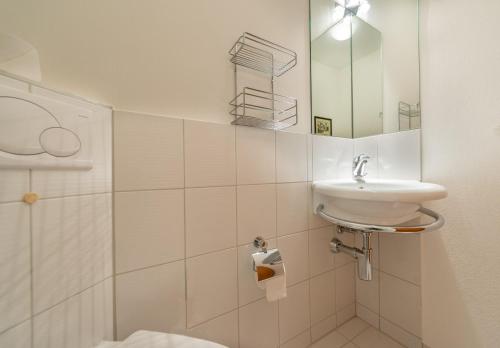 阿罗萨Casa Serena的一间带水槽和淋浴的浴室